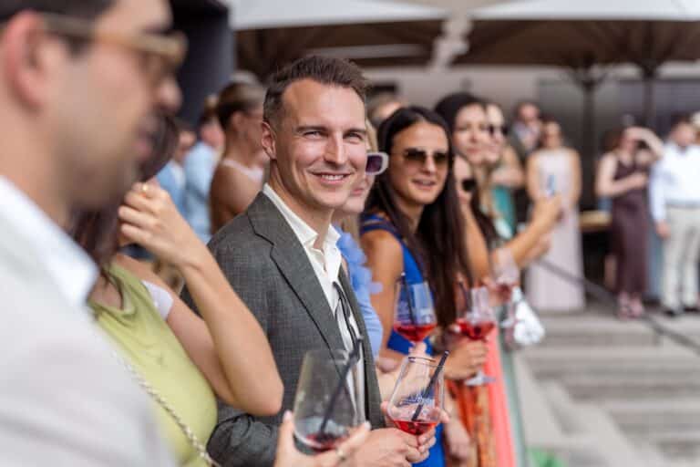 02187-florian-knusper-hochzeitsfotograf-wuerzburg-gruppe-von-gaesten-Schlosshotel Steinburg Wuerzburg