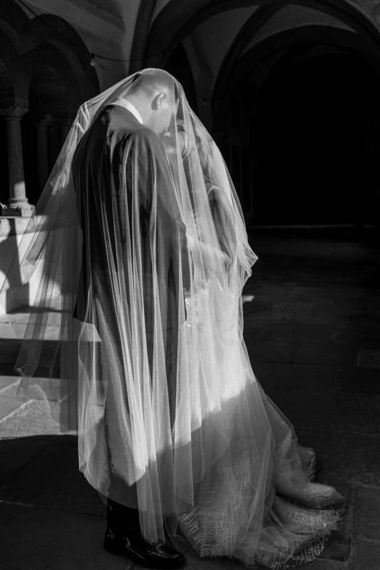 02197-2-florian-knusper-hochzeitsfotograf-wuerzburg-brautpaar-unter-schleier-Kloster Bronnbach