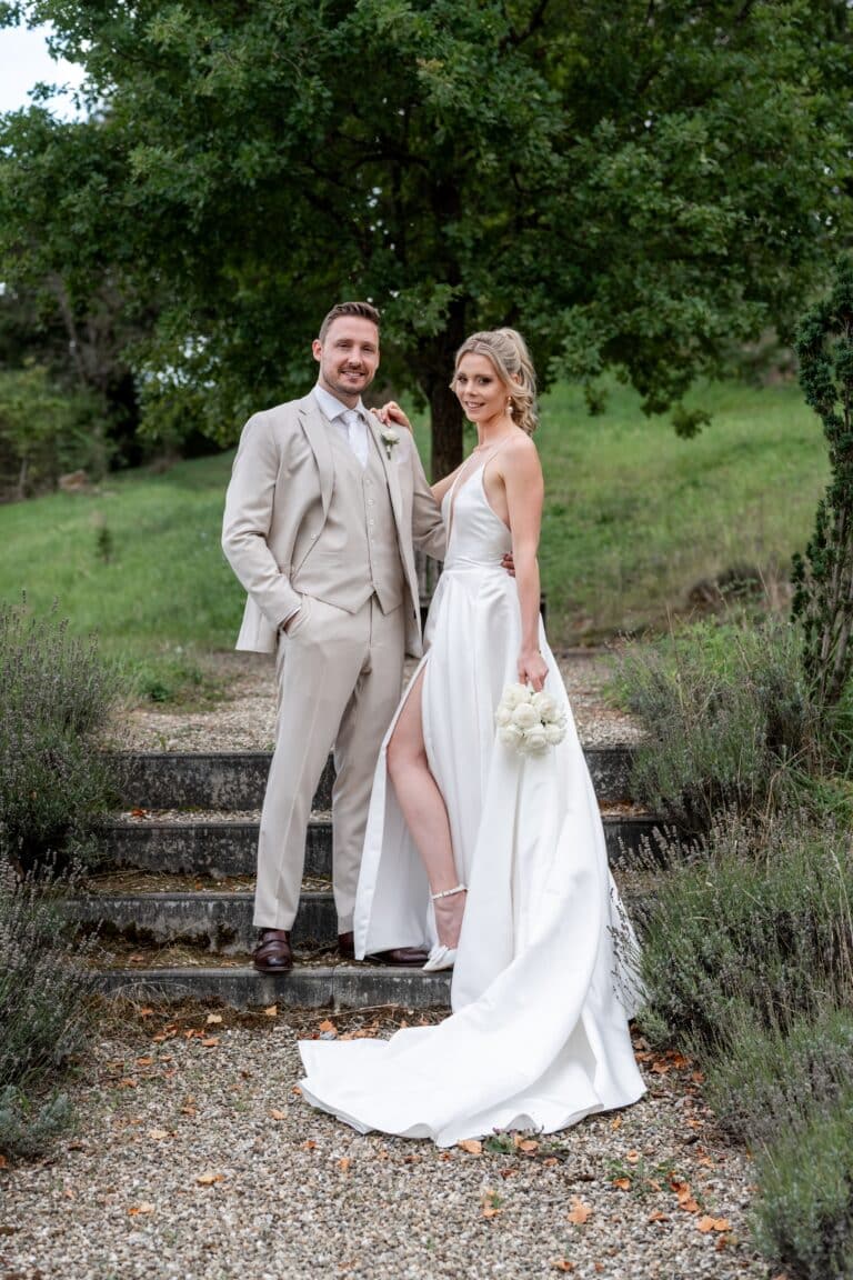 02199-florian-knusper-hochzeitsfotograf-wuerzburg-brautpaar-auf-gartentreppe-Villa Oriental