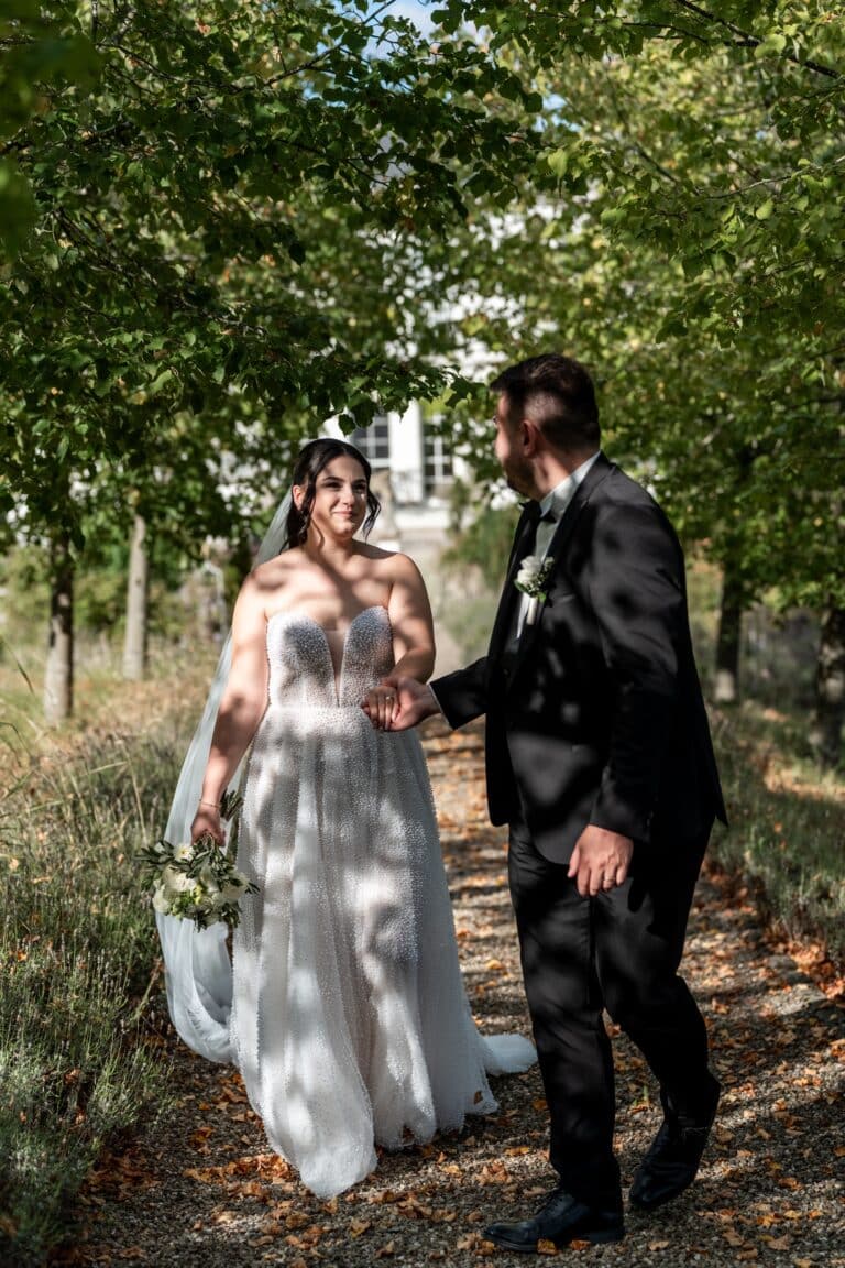 02199-florian-knusper-hochzeitsfotograf-wuerzburg-brautpaar-im-gartenweg-villa-oriental