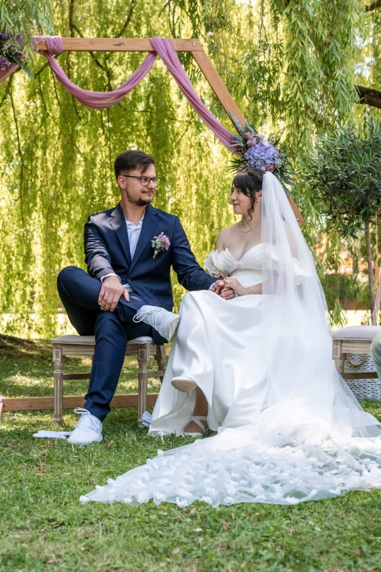 02216-florian-knusper-hochzeitsfotograf-wuerzburg-brautpaar-unter-baum-hofgut hünnersdorf