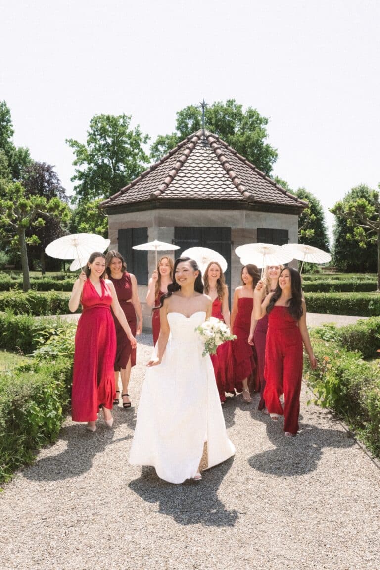 02230-florian-knusper-hochzeitsfotograf-wuerzburg-braut-mit-brautjungfern-garten-Hotel Schindlerhof Nuernberg