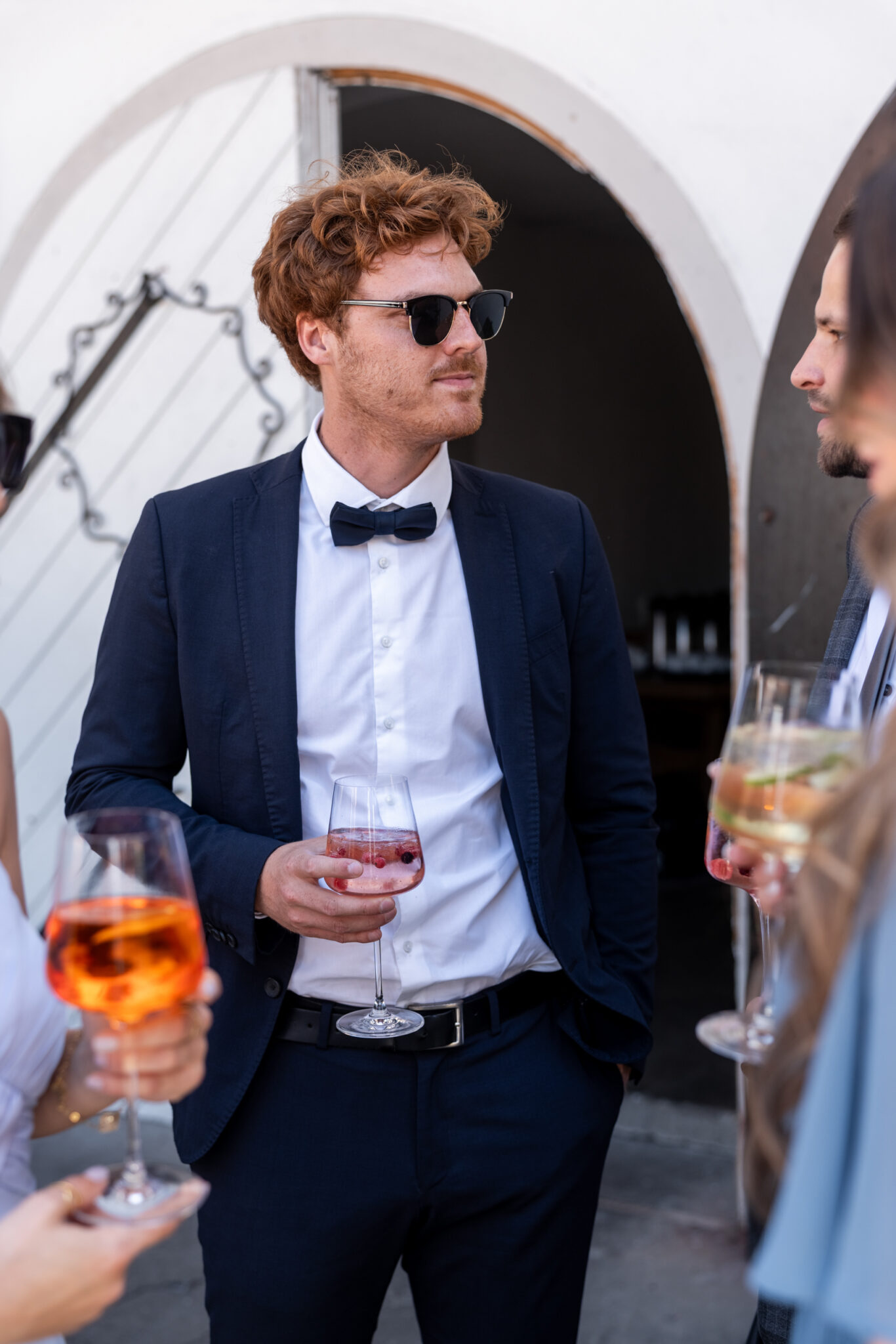 Hochzeitsgäste beim Sektempfang mit Aperitifs