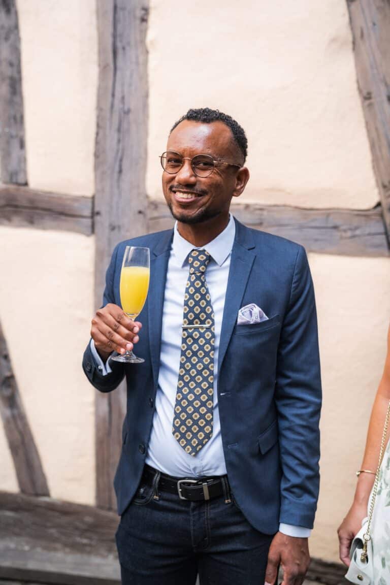 02260-florian-knusper-hochzeitsfotograf-wuerzburg-gast-mit-sektglas