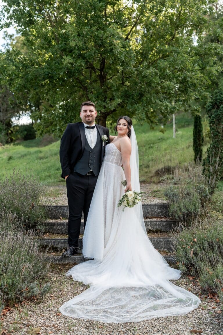 02268-florian-knusper-hochzeitsfotograf-wuerzburg-brautpaar-im-garten-villa-oriental