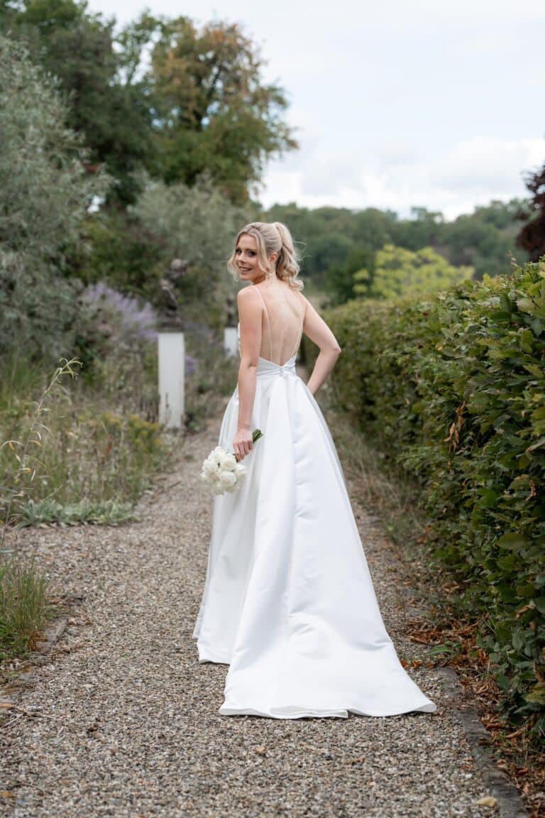 02277-florian-knusper-hochzeitsfotograf-wuerzburg-braut-im-gartenweg-Villa Oriental