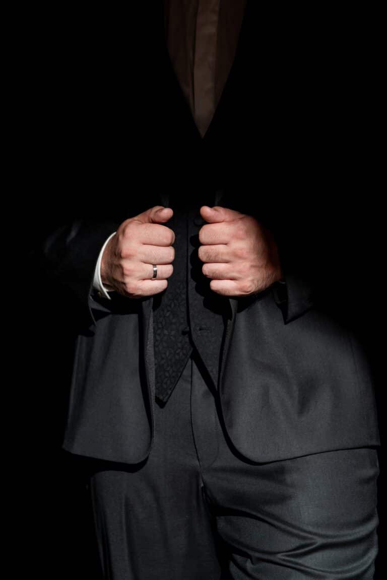 02305-florian-knusper-hochzeitsfotograf-wuerzburg-braeutigam-im-anzug-Kloster Bronnbach