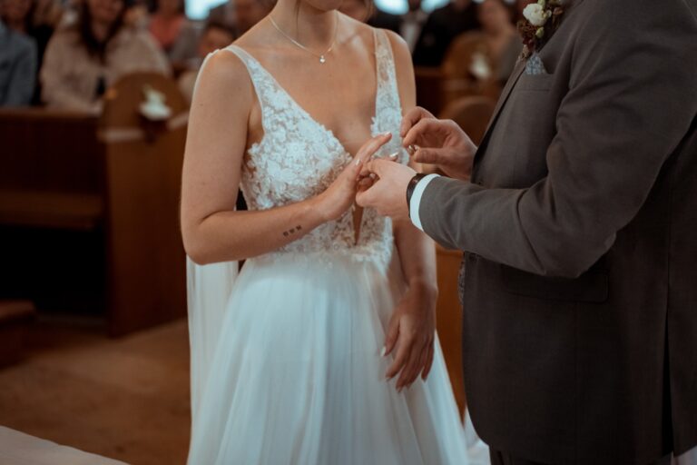 02307-florian-knusper-hochzeitsfotograf-wuerzburg-ringtausch-bei-trauung-Schloss Zeilitzheim