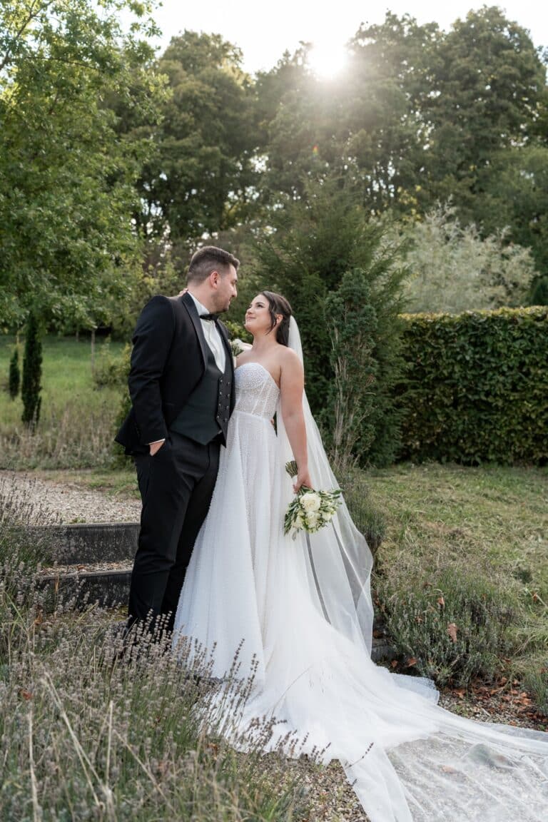 02313-florian-knusper-hochzeitsfotograf-wuerzburg-brautpaar-im-garten-villa-oriental