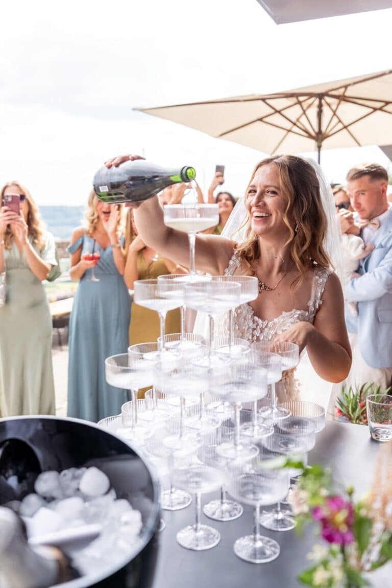 02322-florian-knusper-hochzeitsfotograf-wuerzburg-braut-bei-sektpyramide-Schlosshotel Steinburg Wuerzburg