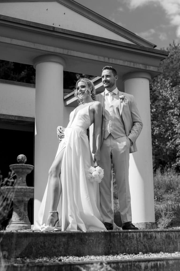 02326-2-florian-knusper-hochzeitsfotograf-wuerzburg-brautpaar-vor-gebaeude-Villa Oriental