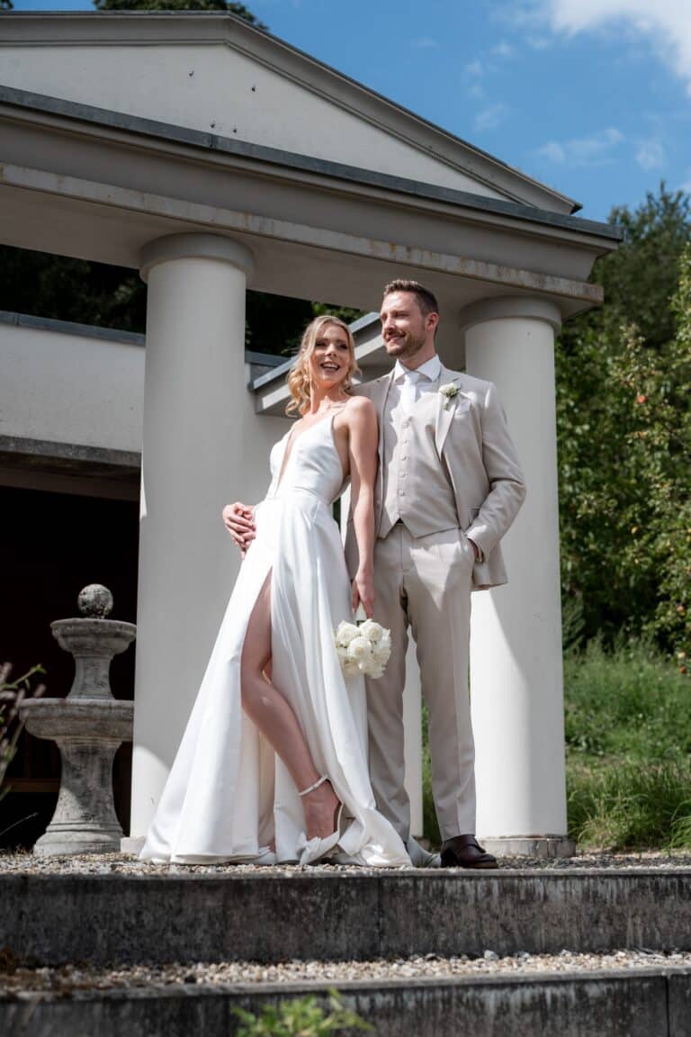 02336-florian-knusper-hochzeitsfotograf-wuerzburg-brautpaar-vor-pavillon-Villa Oriental