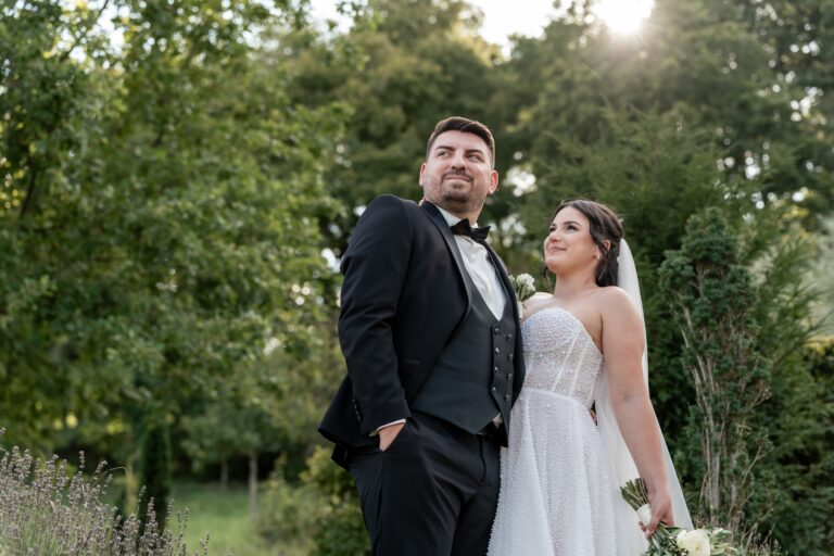 02341-florian-knusper-hochzeitsfotograf-wuerzburg-brautpaar-im-garten-villa-oriental