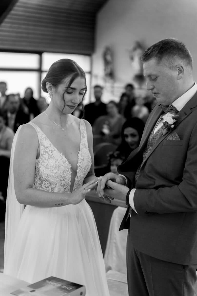 02342-2-florian-knusper-hochzeitsfotograf-wuerzburg-paar-beim-ringtausch-Schloss Zeilitzheim