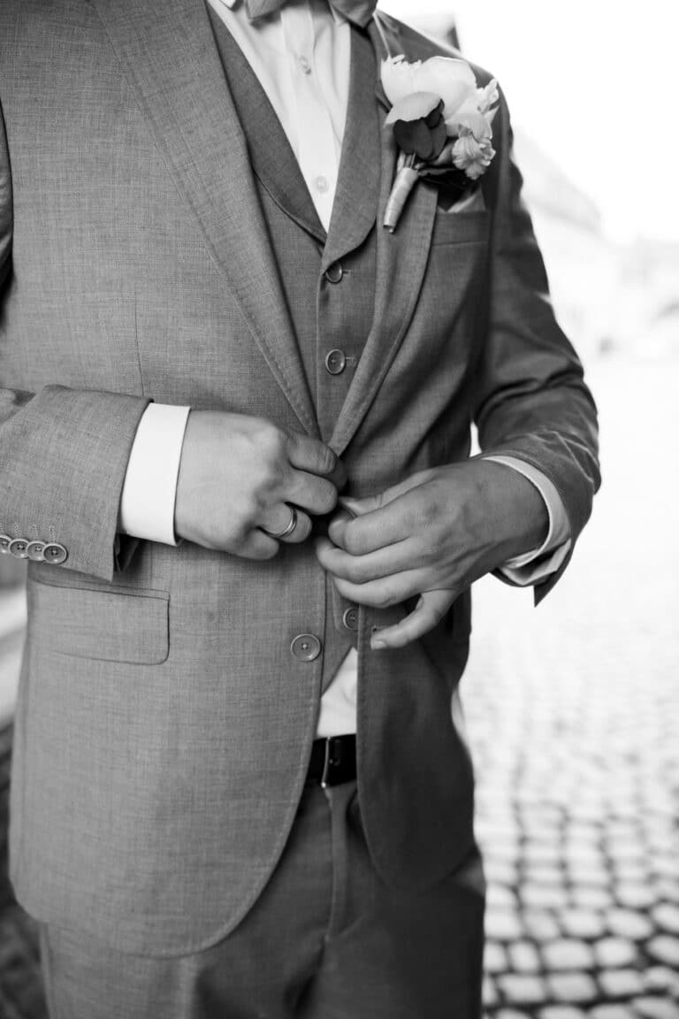 02346-2-florian-knusper-hochzeitsfotograf-wuerzburg-groom-im-anzug-Hotel Freihof Prichsenstadt