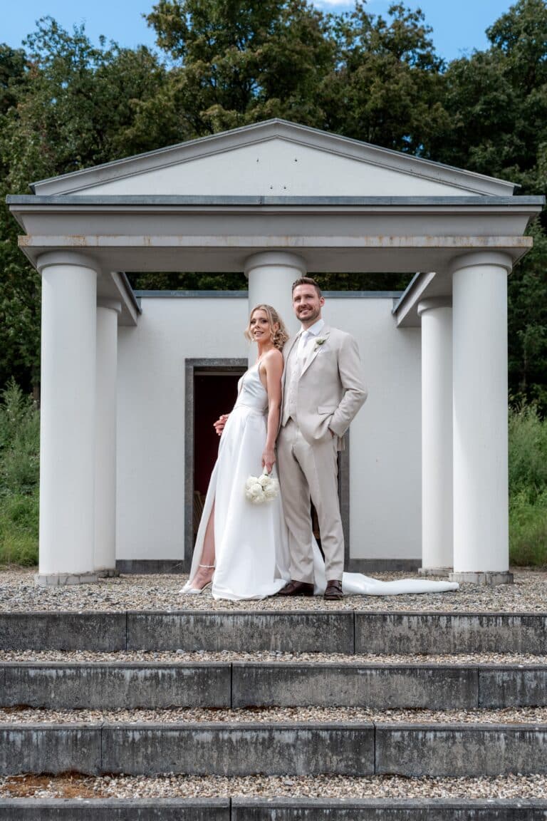 02355-florian-knusper-hochzeitsfotograf-wuerzburg-brautpaar-vor-pavillon-Villa Oriental