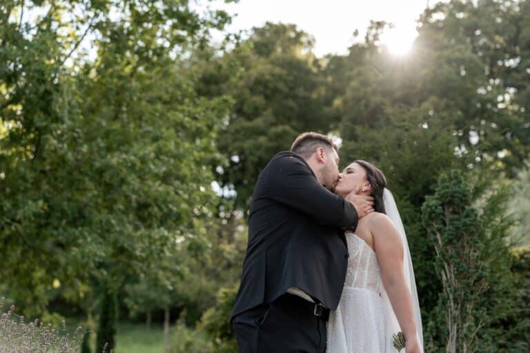 02356-florian-knusper-hochzeitsfotograf-wuerzburg-brautpaar-im-garten-villa-oriental