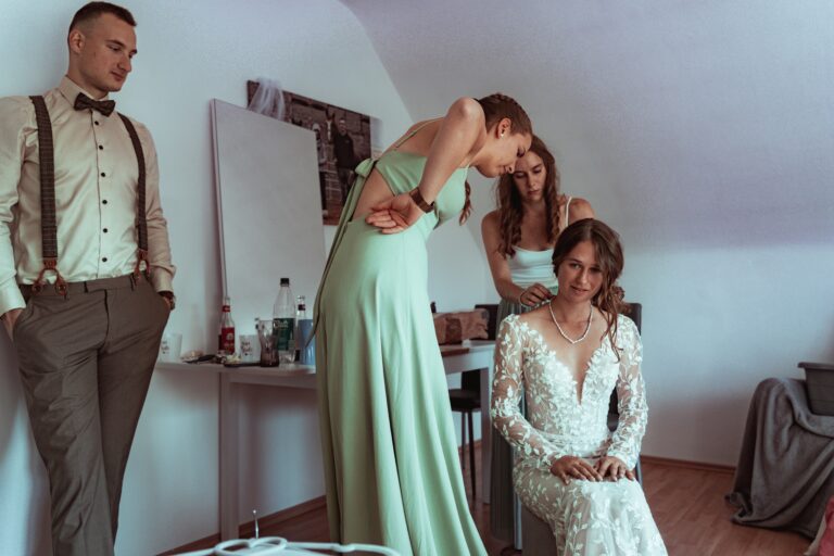 02359-florian-knusper-hochzeitsfotograf-wuerzburg-braut-im-anprobezimmer-Dänischer Pavillon