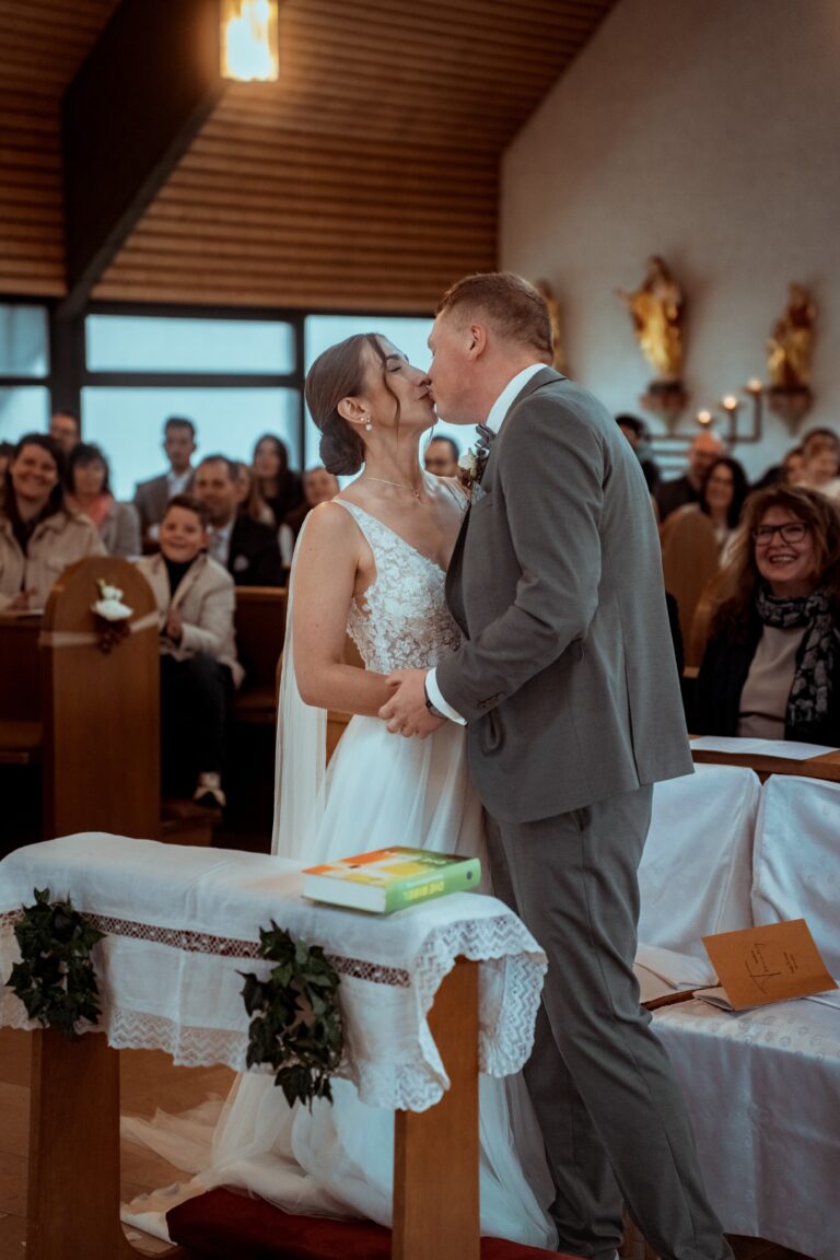 02366-florian-knusper-hochzeitsfotograf-wuerzburg-brautpaar-beim-kuss-in-kirche-Schloss Zeilitzheim