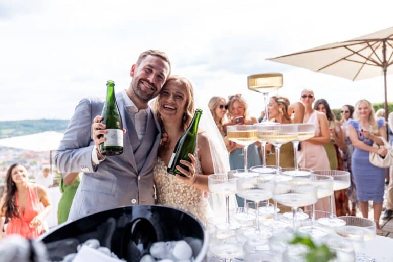 02369-florian-knusper-hochzeitsfotograf-wuerzburg-brautpaar-mit-champagner-Schlosshotel Steinburg Wuerzburg