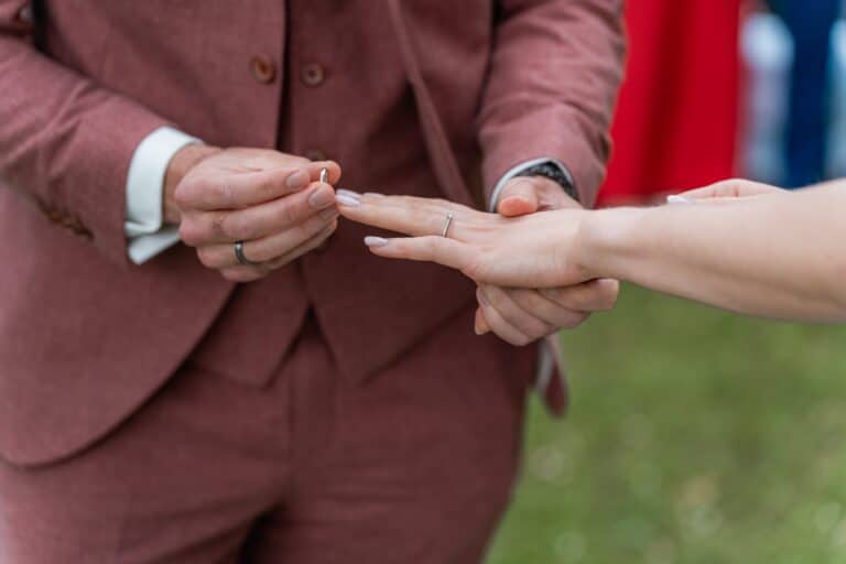 02391-florian-knusper-hochzeitsfotograf-wuerzburg-ringe-anstecken-Das Retz