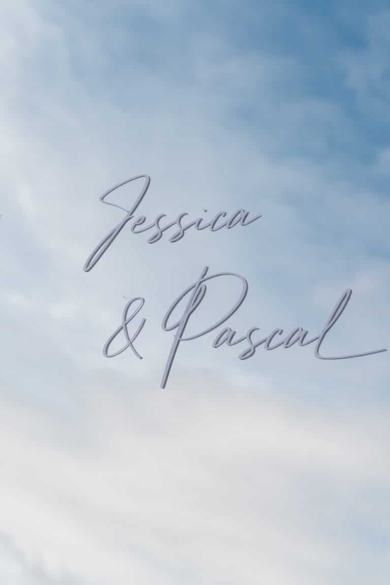 02405-florian-knusper-hochzeitsfotograf-wuerzburg-himmel-mit-schriftzug-villa-oriental