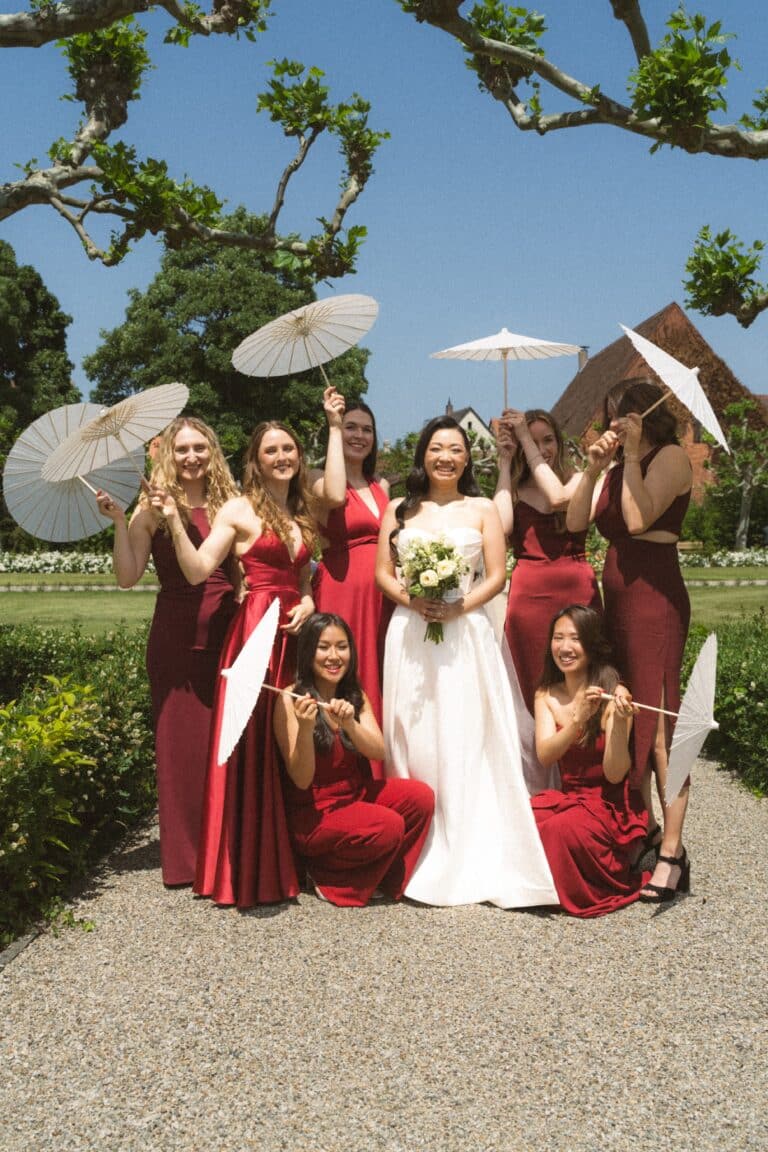 02420-2-florian-knusper-hochzeitsfotograf-wuerzburg-brautjungfern-mit-schirmchen-Hotel Schindlerhof Nuernberg