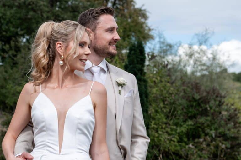 02426-2-florian-knusper-hochzeitsfotograf-wuerzburg-brautpaar-im-garten-Villa Oriental