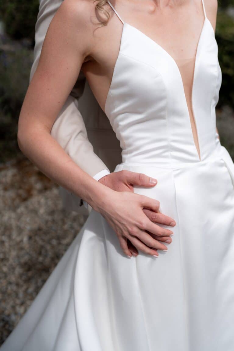 02429-florian-knusper-hochzeitsfotograf-wuerzburg-brautpaar-in-umarmung-Villa Oriental