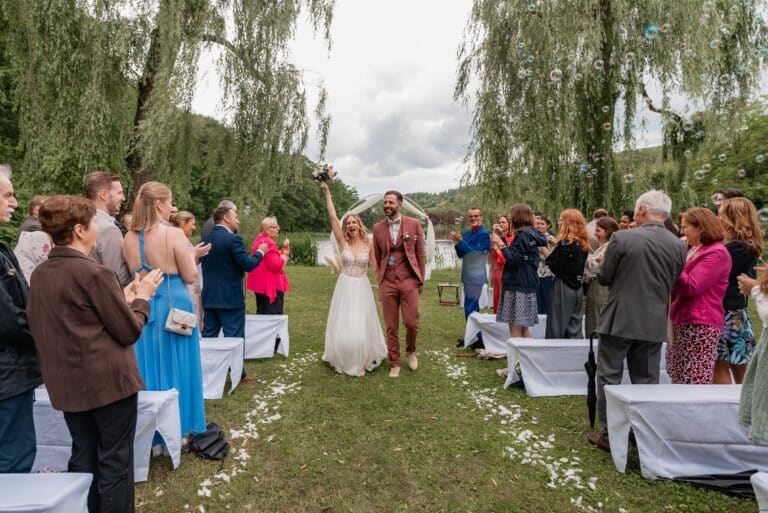 02432-florian-knusper-hochzeitsfotograf-wuerzburg-brautpaar-im-freien-Das Retz