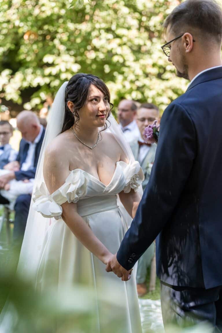 02444-florian-knusper-hochzeitsfotograf-wuerzburg-brautpaar-im-garten-hofgut hünnersdorf