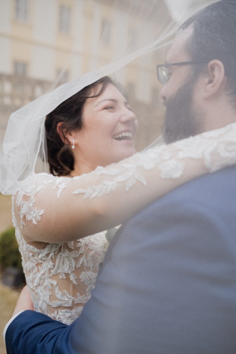 02447-florian-knusper-hochzeitsfotograf-wuerzburg-brautpaar-in-umarmung-Schloss Oberschwarzach
