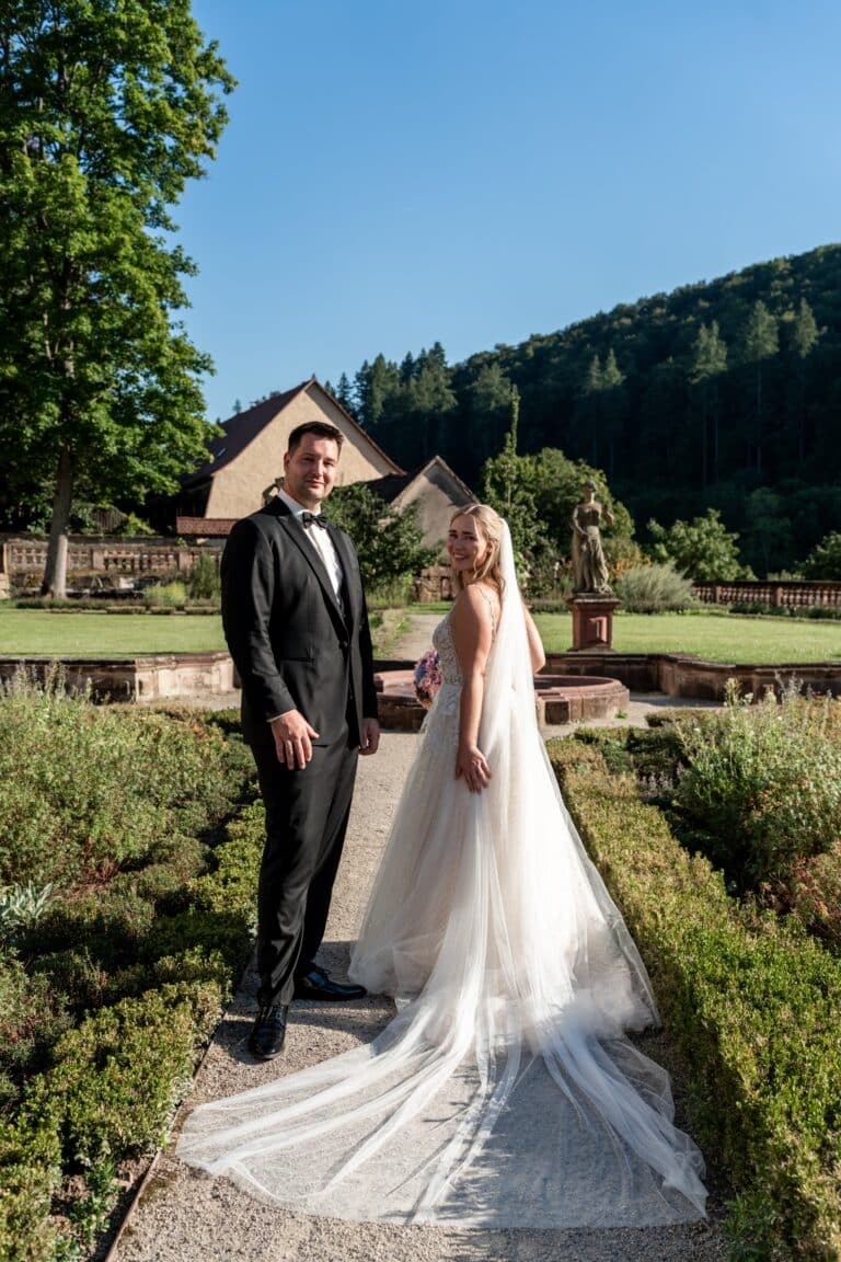 02475-florian-knusper-hochzeitsfotograf-wuerzburg-brautpaar-im-garten-Kloster Bronnbach