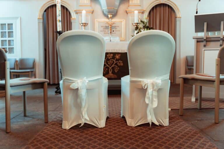 02476-florian-knusper-hochzeitsfotograf-wuerzburg-stuehle-bei-trauung-Dänischer Pavillon