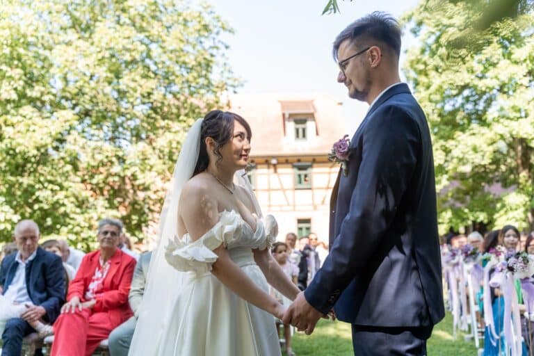 02485-florian-knusper-hochzeitsfotograf-wuerzburg-brautpaar-im-garten-hofgut hünnersdorf