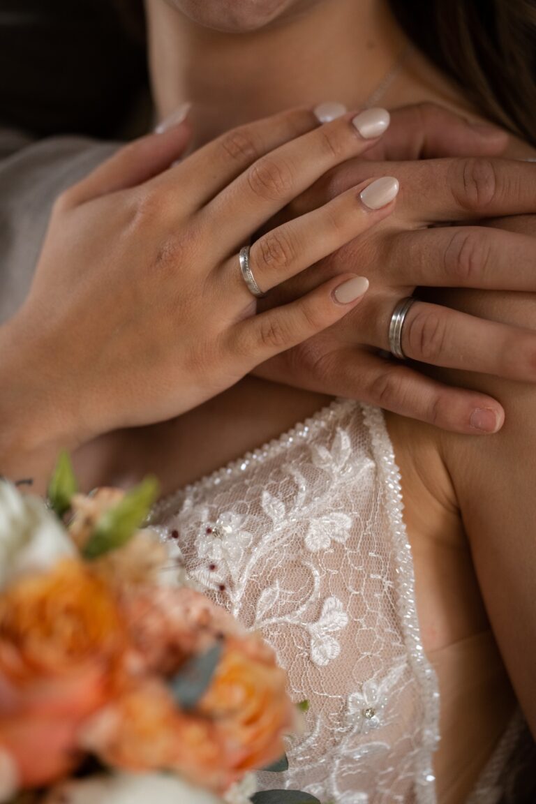 02490-florian-knusper-hochzeitsfotograf-wuerzburg-haende-mit-eheringen-Hotel Freihof Prichsenstadt