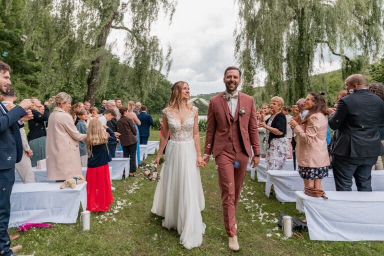 02500-florian-knusper-hochzeitsfotograf-wuerzburg-brautpaar-im-freien-Das Retz