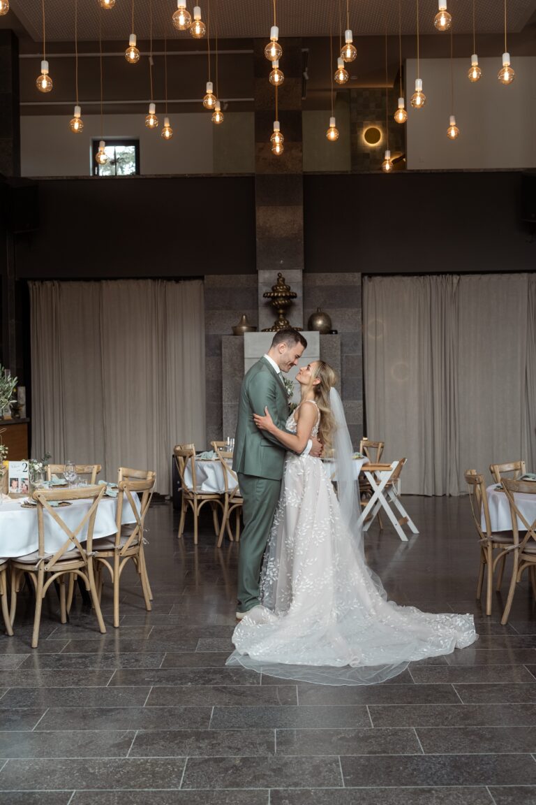 02505-florian-knusper-hochzeitsfotograf-wuerzburg-brautpaar-im-festsaal-villa-oriental