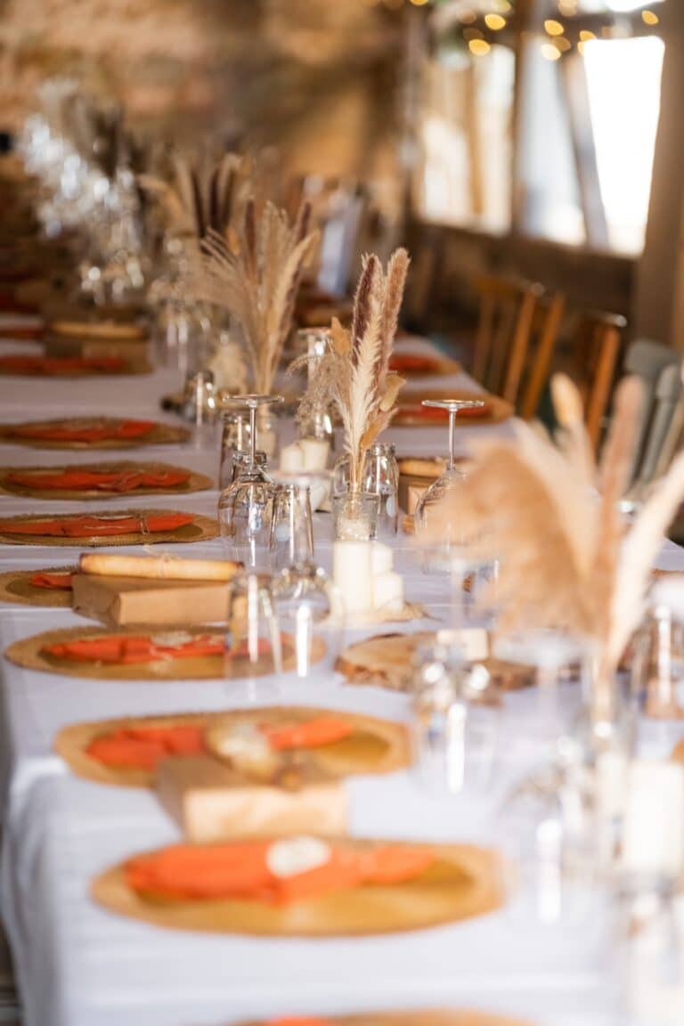 02508-florian-knusper-hochzeitsfotograf-wuerzburg-tischdeko-mit-graesern