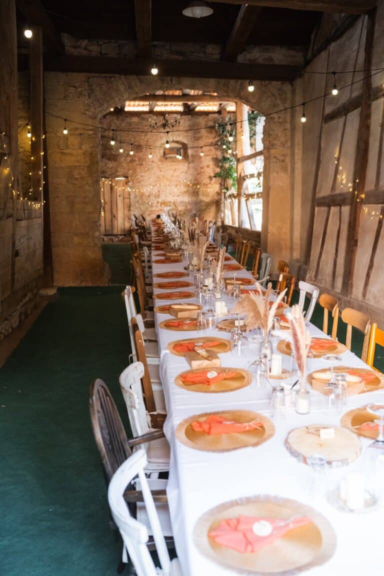 02513-florian-knusper-hochzeitsfotograf-wuerzburg-tischdekoration-im-rustikalen-raum