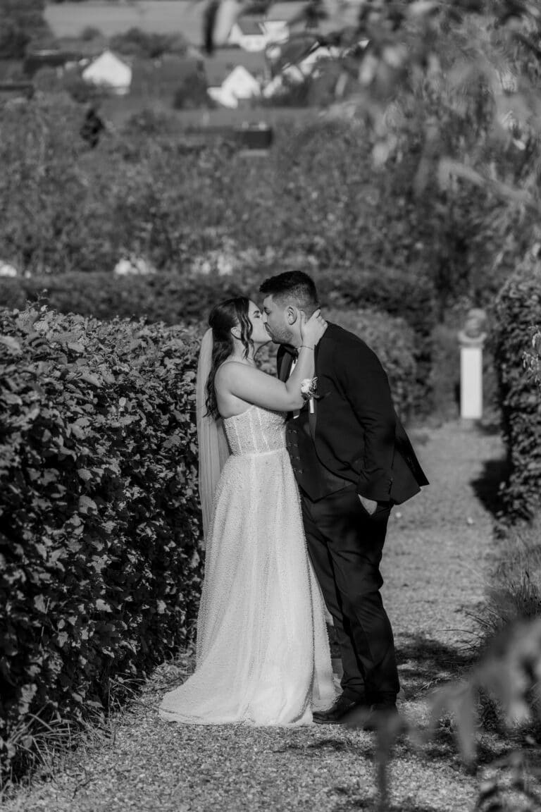 02520-2-florian-knusper-hochzeitsfotograf-wuerzburg-brautpaar-im-garten-villa-oriental