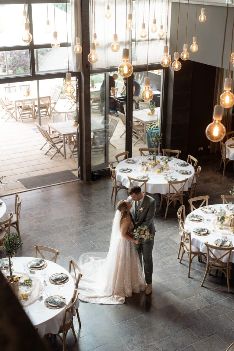 02522-florian-knusper-hochzeitsfotograf-wuerzburg-brautpaar-im-festsaal-villa-oriental