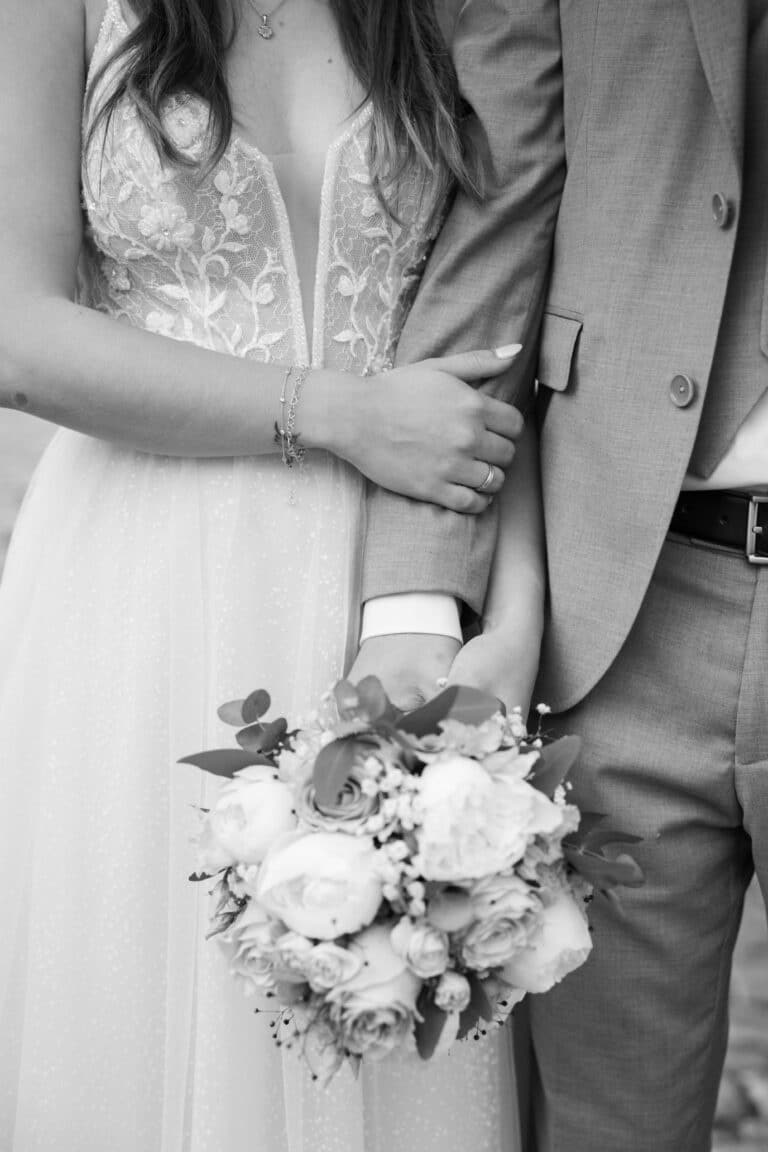 02550-2-florian-knusper-hochzeitsfotograf-wuerzburg-brautpaar-mit-brautstrauss-Hotel Freihof Prichsenstadt