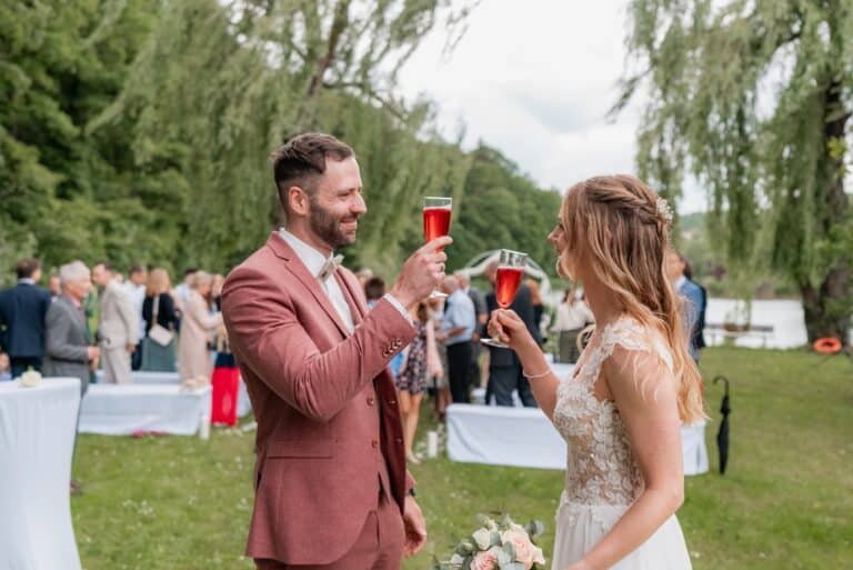 02553-florian-knusper-hochzeitsfotograf-wuerzburg-brautpaar-im-garten-Das Retz