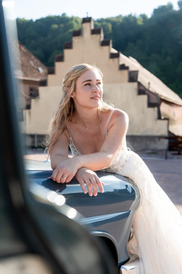 02555a-florian-knusper-hochzeitsfotograf-wuerzburg-braut-beim-oldtimer-Kloster Bronnbach