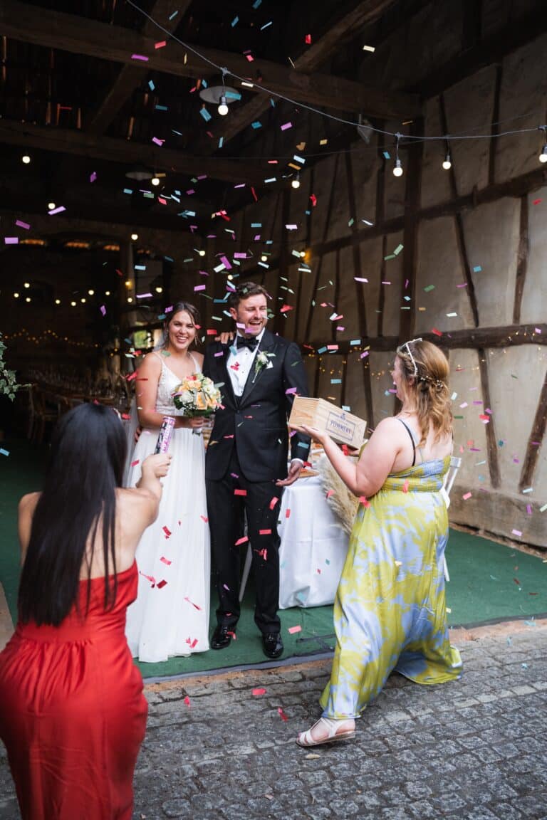 02564-florian-knusper-hochzeitsfotograf-wuerzburg-brautpaar-mit-konfetti