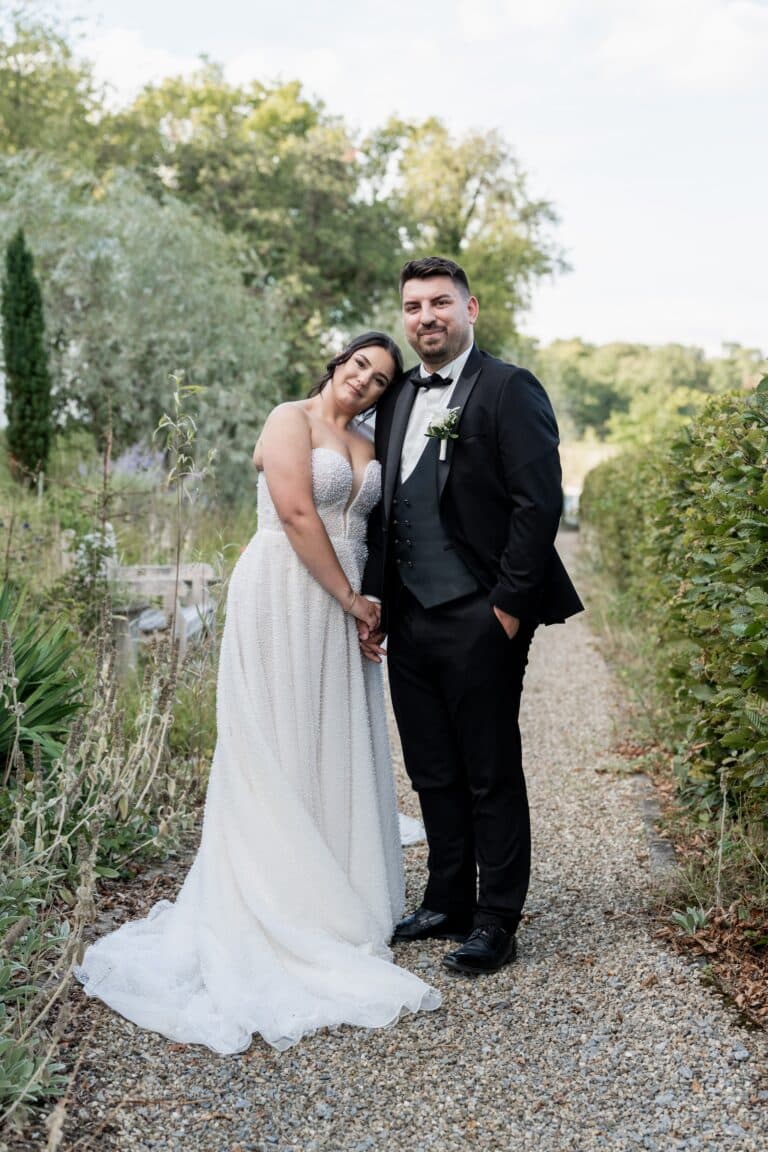 02566-florian-knusper-hochzeitsfotograf-wuerzburg-brautpaar-im-gartenweg-villa-oriental