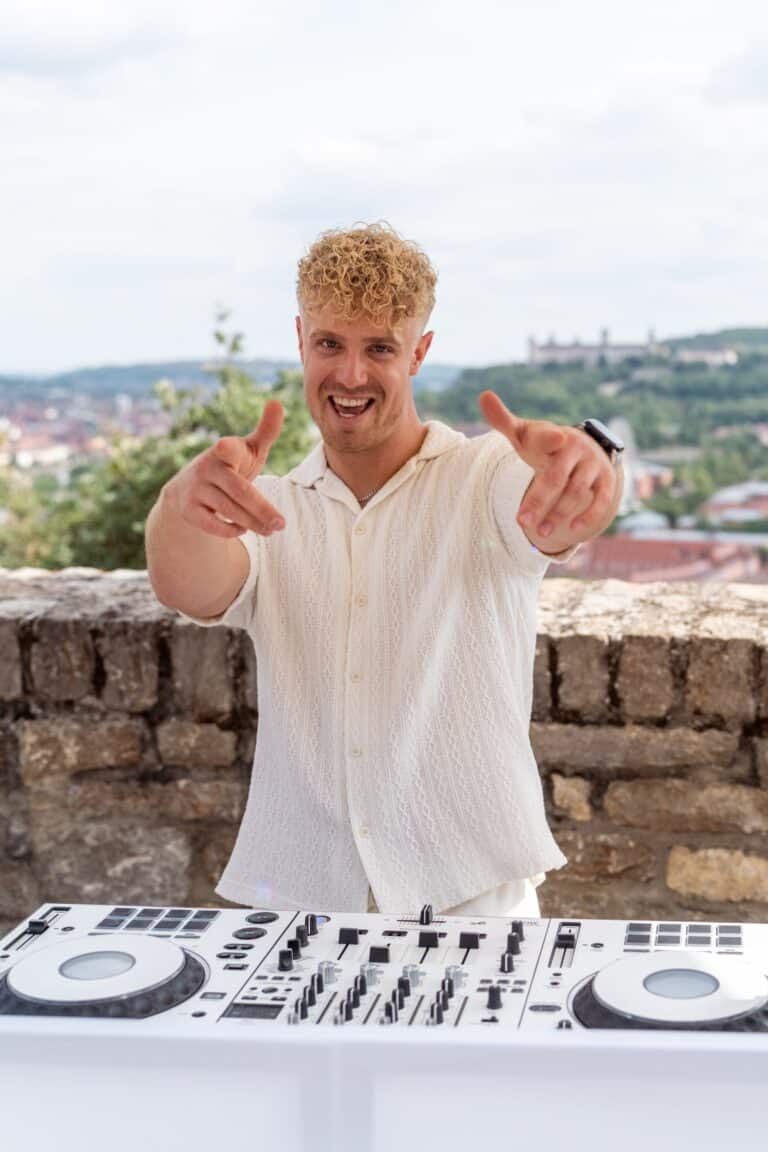 02571-florian-knusper-hochzeitsfotograf-wuerzburg-dj-mit-pult-auf-terrasse-Schlosshotel Steinburg Wuerzburg