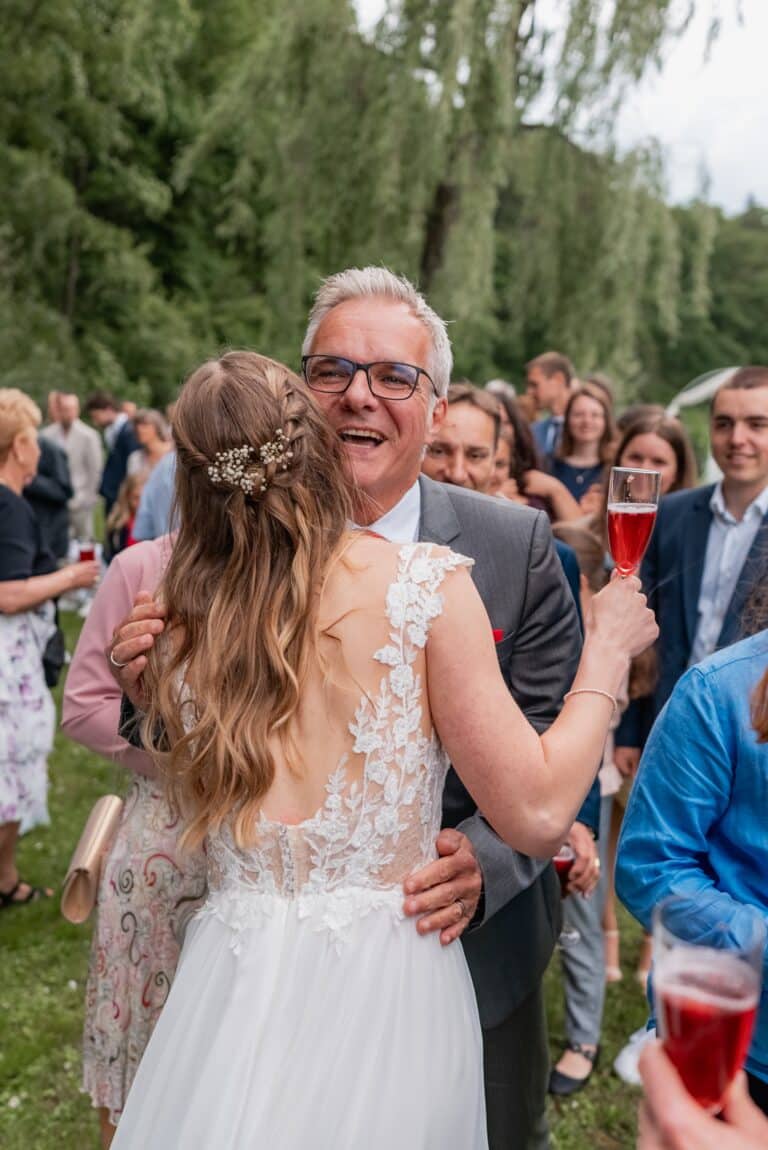 02572-florian-knusper-hochzeitsfotograf-wuerzburg-brautpaar-begruesst-gaeste-Das Retz