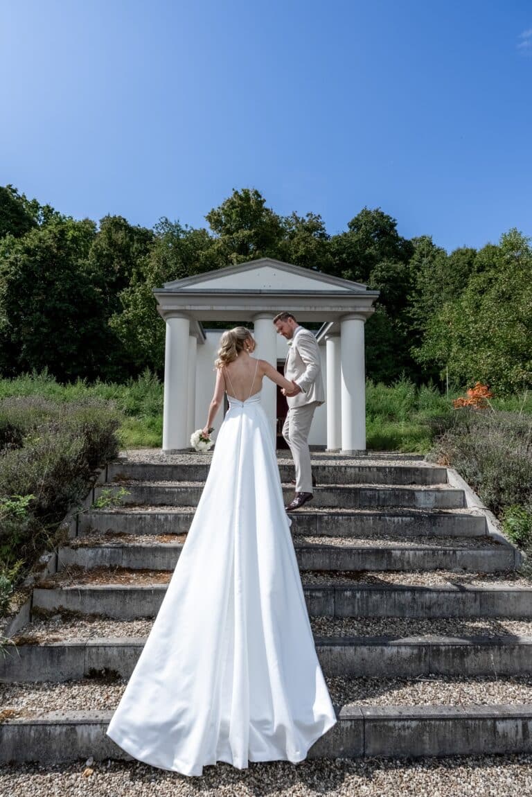 02573-florian-knusper-hochzeitsfotograf-wuerzburg-brautpaar-vor-pavillon-Villa Oriental